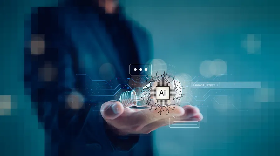 Mann im Anzug hält eine Glühbirne mit dem Schriftzug AI