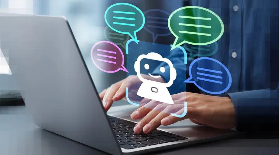 Laptop mit Chatbot und Antwort in Sprechblasen